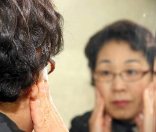 폐경으로 안면홍조를 염려하는 중년 여성. 갱년기 치료를 받는 호르몬 요법이 치매를 예방하는 데 도움이 될 수 있다는 사실이 밝혀졌다. - 동아일보 제공
